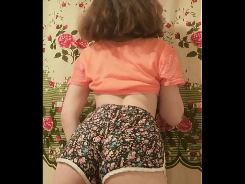 ❤️ Tânără sexy care se dezbracă de pantaloni scurți în fața camerei de filmat ❌  at ro.port-amurasso.ru ❌️